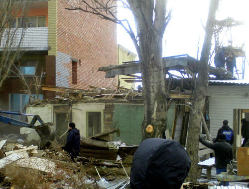 Снос дома семьи Порфирьевых. Астрахань, 17 декабря 2013 г. Фото Елены Гребенюк для "Кавказского узла" Снос дома семьи Порфирьевых. Астрахань, 17 декабря 2013 г. Фото Елены Гребенюк для "Кавказского узла"