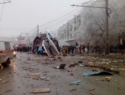 Волгоград, 30 декабря 2013 г. Взорванный троллейбус в районе остановки "Качинский рынок". Фото пресс-службы ГУ МВД по Волгоградской области. Волгоград, 30 декабря 2013 г. Взорванный троллейбус в районе остановки "Качинский рынок". Фото пресс-службы ГУ МВД по Волгоградской области.