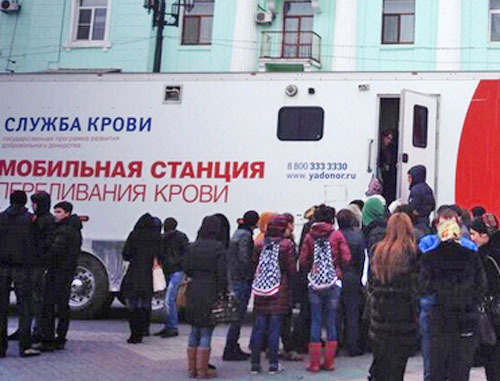 Акция по сдаче крови для жертв терактов в Волгограде. Махачкала, 31 декабря 2013 г. Фото Расула Кадиева Акция по сдаче крови для жертв терактов в Волгограде. Махачкала, 31 декабря 2013 г. Фото Расула Кадиева