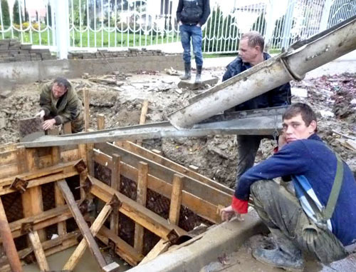 Группа рабочих МУП "Водосток" проводит земляные работы в предполагаемом месте прорыва канализационных труб. Сочи, январь 2014 г. Фото Светланы Кравченко для "Кавказского узла" Группа рабочих МУП "Водосток" проводит земляные работы в предполагаемом месте прорыва канализационных труб. Сочи, январь 2014 г. Фото Светланы Кравченко для "Кавказского узла"