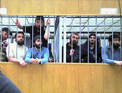 Подсудимые по делу о нападении на Нальчик 13 октября 2005 г. во время одного из судебных заседаний. Кабардино-Балкария, Нальчик, 2011 г. Фото предоставлено членом комитета «Матери Кабардино-Балкарии в защиту прав и свобод граждан» Марьям Ахметовой. Подсудимые по делу о нападении на Нальчик 13 октября 2005 г. во время одного из судебных заседаний. Кабардино-Балкария, Нальчик, 2011 г. Фото предоставлено членом комитета «Матери Кабардино-Балкарии в защиту прав и свобод граждан» Марьям Ахметовой.