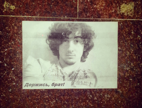 Одна из листовок в поддержку Джохара Царнаева. Грозный, 29 апреля 2013 г. Фото очевидца. Одна из листовок в поддержку Джохара Царнаева. Грозный, 29 апреля 2013 г. Фото очевидца.