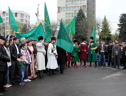 Представители черкесской общественности в День черкесского флага в Нальчике, 25 апреля 2013 г. Фото: Астемыр Къэбардэ, https://www.facebook.com/ridada.adigow Представители черкесской общественности в День черкесского флага в Нальчике, 25 апреля 2013 г. Фото: Астемыр Къэбардэ, https://www.facebook.com/ridada.adigow