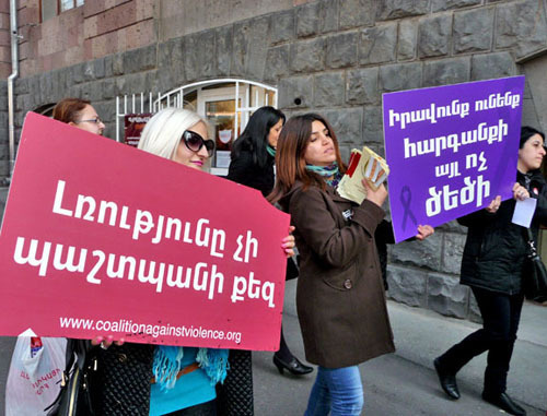 Участницы акции против насилия над женщинами. Надпись на плакате - "Женщины, знайте свои права!". Ереван, 25 ноября 2013 г. Фото Армине Мартиросян для "Кавказского узла" Участницы акции против насилия над женщинами. Надпись на плакате - "Женщины, знайте свои права!". Ереван, 25 ноября 2013 г. Фото Армине Мартиросян для "Кавказского узла"