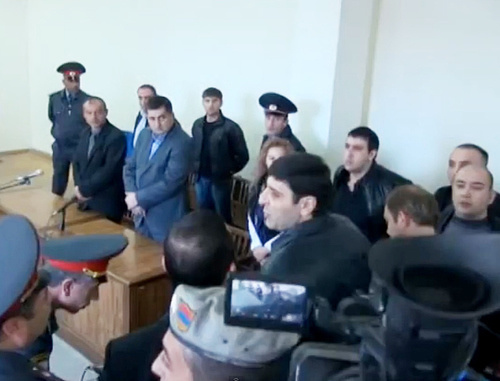 В зале суда во время вынесения приговора по делу об избиении военных врачей у ресторана "Арснакар". Ереван, 24 марта 2014 г. Кадр из репортажа телекомпании "A1+", http://ru.a1plus.am/1263288.html