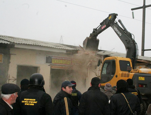 Снос незаконных строений службой судебных приставов. Дагестан, 2012 г. Фото из архива пресс-слубы УФССП РФ по Республике Дагестан, http://r05.fssprus.ru