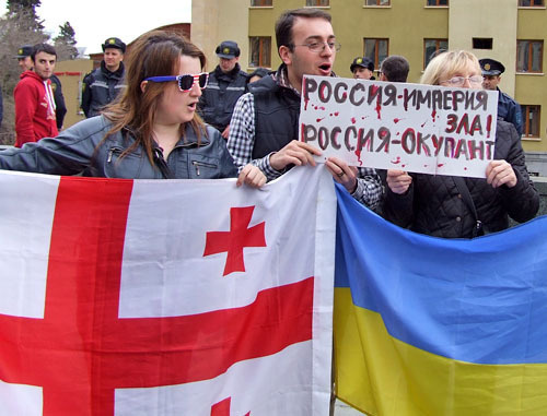 Участники акции протеста против телемоста с Россией. Тбилиси, 28 марта 2014 г. Фото Эдиты Бадасян для "Кавказского узла"
Участники акции протеста против телемоста с Россией. Тбилиси, 28 марта 2014 г. Фото Эдиты Бадасян для "Кавказского узла"