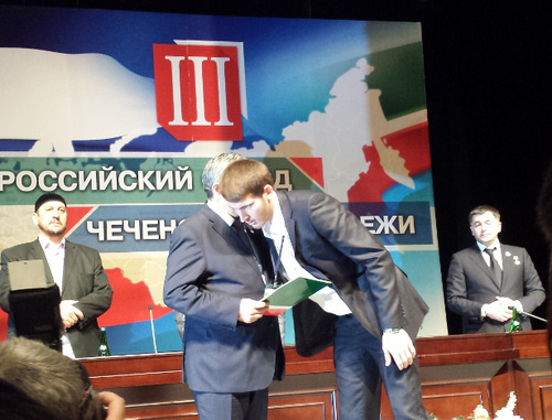 Вручение грамот делегатам на съезде чеченской молодежи в Грозном 8 апреля 2014 г. Фото очевидца Вручение грамот делегатам на съезде чеченской молодежи в Грозном 8 апреля 2014 г. Фото очевидца