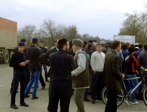 Стихийный митинг на трассе "Кавказ" в районе села Майского Пригородного района Северной Осетии. 11 апреля 2014 г. Фото: http://mehkkhel.org Стихийный митинг на трассе "Кавказ" в районе села Майского Пригородного района Северной Осетии. 11 апреля 2014 г. Фото: http://mehkkhel.org