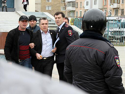 Сотрудники Советского РОВД Махачкалы задерживают председателя дагестанской региональной общественной организации "Союз защиты прав и свобод народов, человека и гражданина" Руслана Расулова. Махачкала, 13 апреля 2014 г. Фото: Руслан Алибеков/RIFA05 Сотрудники Советского РОВД Махачкалы задерживают председателя дагестанской региональной общественной организации "Союз защиты прав и свобод народов, человека и гражданина" Руслана Расулова. Махачкала, 13 апреля 2014 г. Фото: Руслан Алибеков/RIFA05