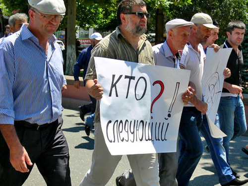 Траурное шествие в связи с убийством журналиста Ахмеднаби Ахмеднабиева. Махачкала, 9 июля 2013 г. Фото Патимат Махмудовой для «Кавказского узла» Траурное шествие в связи с убийством журналиста Ахмеднаби Ахмеднабиева. Махачкала, 9 июля 2013 г. Фото Патимат Махмудовой для «Кавказского узла»