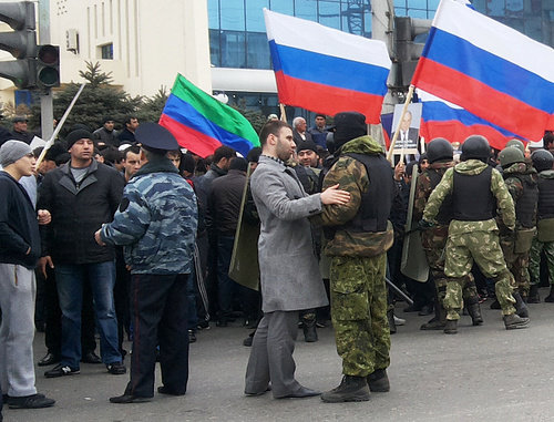 Во время митинга в поддержку Саида Амирова. Махачкала, 12 апреля 2014 г. Фото Патимат Махмудовой для "Кавказского узла" Во время митинга в поддержку Саида Амирова. Махачкала, 12 апреля 2014 г. Фото Патимат Махмудовой для "Кавказского узла"