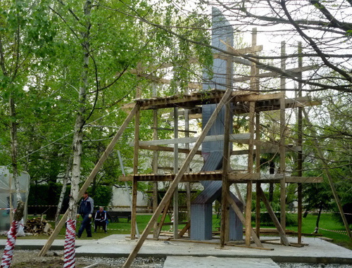 Установка памятника воинам-афганцам на газоне Комсомольского сквера в Сочи. 14 апреля 2014 г. Фото Светланы Кравченко для "Кавказского узла"