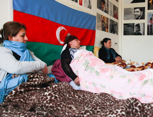 Матери активистов Nida, участвующие в голодовке протеста. Слева направо: Мехпара Новрузлу, Сакина Гурбанова и Метанет Ахундова. Баку, 21 апреля 2014 г. Фото Азиза Каримова для "Кавказского узла" Матери активистов Nida, участвующие в голодовке протеста. Слева направо: Мехпара Новрузлу, Сакина Гурбанова и Метанет Ахундова. Баку, 21 апреля 2014 г. Фото Азиза Каримова для "Кавказского узла"