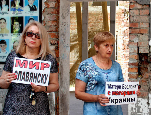 Акция "Матерей Беслана" в поддержку жителей юго-востока Украины. Беслан, 5 июня 2014 г. Фото Эммы Марзоевой для "Кавказского узла" Акция "Матерей Беслана" в поддержку жителей юго-востока Украины. Беслан, 5 июня 2014 г. Фото Эммы Марзоевой для "Кавказского узла"