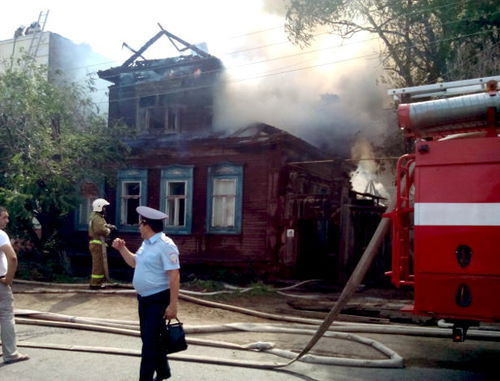 Пожар в доме 16 по улице Магнитогорской в Астрахани 7 июня 2014 г. Фото Елены Гребенюк для "Кавказского узла" Пожар в доме 16 по улице Магнитогорской в Астрахани 7 июня 2014 г. Фото Елены Гребенюк для "Кавказского узла"