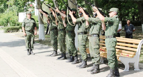 День Памяти и скорби в Махачкале. Военнослужащие Махачкалинского гарнизона оружейными залпами отдают салют погибшим в боевых действиях. 22 июня 2014 г. Фото пресс-службы правительства Республики Дагестан, www.e-dag.ru День Памяти и скорби в Махачкале. Военнослужащие Махачкалинского гарнизона оружейными залпами отдают салют погибшим в боевых действиях. 22 июня 2014 г. Фото пресс-службы правительства Республики Дагестан, www.e-dag.ru