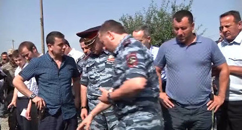 Сотрудники правоохранительных органов на месте убийства подозреваемого в убийстве сотрудника полиции. Грозный, 3 июля 2014 г. Кадр из видео пресс-службы МВД по Чеченской Республике Сотрудники правоохранительных органов на месте убийства подозреваемого в убийстве сотрудника полиции. Грозный, 3 июля 2014 г. Кадр из видео пресс-службы МВД по Чеченской Республике