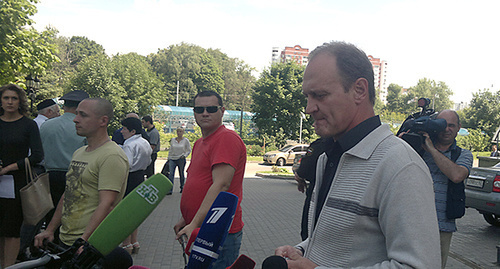 Общаясь с журналистами у Мосгорсуда отец Егора Щербакова не усомниося в виновности нахолящегося на скамье подсудимых. Москва, 6 июля 2014 г. Фото Юлии Буславской для "Кавказского узла" Общаясь с журналистами у Мосгорсуда отец Егора Щербакова не усомниося в виновности нахолящегося на скамье подсудимых. Москва, 6 июля 2014 г. Фото Юлии Буславской для "Кавказского узла"