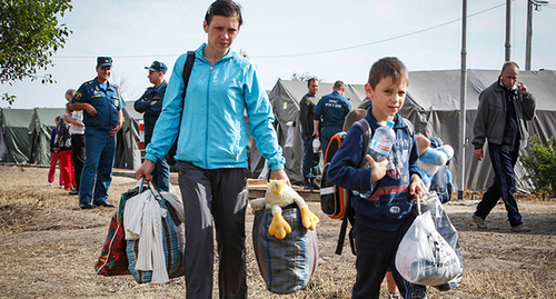 Беженцы с Украины, июль 2014. Фото: http://www.yuga.ru/news/337388/ Беженцы с Украины, июль 2014. Фото: http://www.yuga.ru/news/337388/