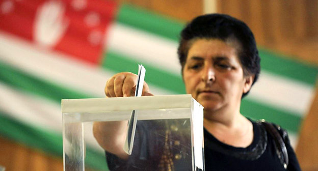 Выборы президента Абхазии в 2011 году. http://www.ekhokavkaza.com/content/article/24309448.html