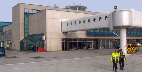 Терминал аэропорта Сараево. Фото: Danorton, https://ru.wikipedia.org/wiki/%D1%E0%F0%E0%E5%E2%EE_(%E0%FD%F0%EE%EF%EE%F0%F2)#mediaviewer/%D0%A4%D0%B0%D0%B9%D0%BB:SarajevoAirport4.jpg Терминал аэропорта Сараево. Фото: Danorton, https://ru.wikipedia.org/wiki/%D1%E0%F0%E0%E5%E2%EE_(%E0%FD%F0%EE%EF%EE%F0%F2)#mediaviewer/%D0%A4%D0%B0%D0%B9%D0%BB:SarajevoAirport4.jpg