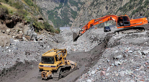 Дорожная техника в Дарьяльском ущелье. Август 2014 г. Фото: Roads departmen of Georgia https://www.facebook.com/georoads Дорожная техника в Дарьяльском ущелье. Август 2014 г. Фото: Roads departmen of Georgia https://www.facebook.com/georoads