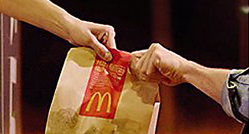 Обслуживание автомобилистов у раздаточного окошка в ресторане McDonald's. Фото: http://www.sk-news.ru/news/accident/42065/ Обслуживание автомобилистов у раздаточного окошка в ресторане McDonald's. Фото: http://www.sk-news.ru/news/accident/42065/
