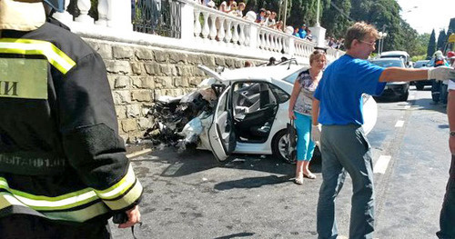 ДТП с участием легкового автомобиля и маршрутного такси. Сочи, 2 сентября 2014 г. Фото: Пресс-служба ГУ МЧС Росси по Краснодарскому краю ДТП с участием легкового автомобиля и маршрутного такси. Сочи, 2 сентября 2014 г. Фото: Пресс-служба ГУ МЧС Росси по Краснодарскому краю