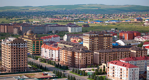 Магас с высоты 100-метровой башни, Ингушетия. Фото: http://www.ingushetia.ru/photo/archives/020950.shtml Магас с высоты 100-метровой башни, Ингушетия. Фото: http://www.ingushetia.ru/photo/archives/020950.shtml