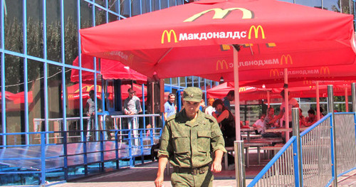Ресторан McDonald's на улице Рабоче-Крестьянской. Волгоград, 5 сентября 2014 г. Фото Вячеслава Ященко для "Кавказского узла" Ресторан McDonald's на улице Рабоче-Крестьянской. Волгоград, 5 сентября 2014 г. Фото Вячеслава Ященко для "Кавказского узла"
