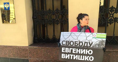 Софья Русова проводит пикет у Генпрокуратуры в поддержку Евгения Витишко. Москва, 17 сентября 2014 г. Фото https://twitter.com/YablokoRu/status/512164181333016576/photo/1 Софья Русова проводит пикет у Генпрокуратуры в поддержку Евгения Витишко. Москва, 17 сентября 2014 г. Фото https://twitter.com/YablokoRu/status/512164181333016576/photo/1