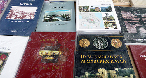 Электронные книги модны, поэтому со временем эта мода пройдет, останутся все равно настоящие печатные книжки, считает филолог, продавец книг на Вернисаже Фрунзик Тадевосян. Фото Армине Мартиросян Электронные книги модны, поэтому со временем эта мода пройдет, останутся все равно настоящие печатные книжки, считает филолог, продавец книг на Вернисаже Фрунзик Тадевосян. Фото Армине Мартиросян