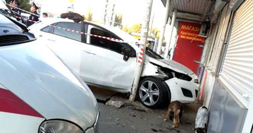 Легковой автомобиль врезался в автобусную остановку. Краснодар, 3 октября 2014 г. Фото: twitter.com/typodar Легковой автомобиль врезался в автобусную остановку. Краснодар, 3 октября 2014 г. Фото: twitter.com/typodar