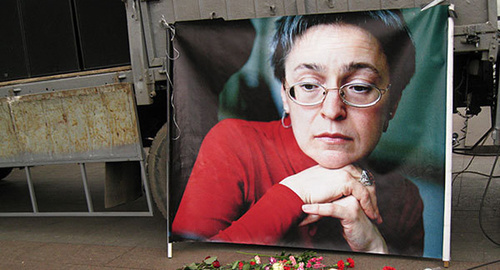 Баннер с фотографией Анны Политковской, Чистопрудный б-р, 2009 год. Фото из архива "Кавказского узла" Баннер с фотографией Анны Политковской, Чистопрудный б-р, 2009 год. Фото из архива "Кавказского узла"