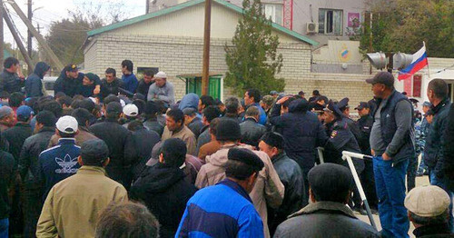 Митинг в селе Терекли-Мекте. 8 октября 2014 г. Фото предоставлено оцевидцем Митинг в селе Терекли-Мекте. 8 октября 2014 г. Фото предоставлено оцевидцем