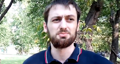 Али Чаринский. Фото: Стоп-кадр видеоролика "Обыск в офисе "Просвещение"", http://www.youtube.com/watch?v=J4_0AhJfrgo&list=PLov-HskFIIcpcivmAkE3d0EVIhaTPWpzQ Али Чаринский. Фото: Стоп-кадр видеоролика "Обыск в офисе "Просвещение"", http://www.youtube.com/watch?v=J4_0AhJfrgo&list=PLov-HskFIIcpcivmAkE3d0EVIhaTPWpzQ