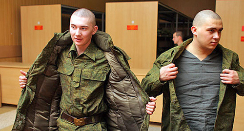 Новая военная форма легка и удобна как в повседневных, так и в боевых условиях. Фото: http://recrut.mil.ru/for_recruits.htm Новая военная форма легка и удобна как в повседневных, так и в боевых условиях. Фото: http://recrut.mil.ru/for_recruits.htm