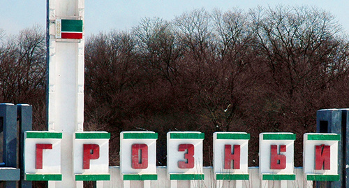 Стела при въезде в Грозный. Фото Олега Пчелова для "Кавказского узла" Стела при въезде в Грозный. Фото Олега Пчелова для "Кавказского узла"