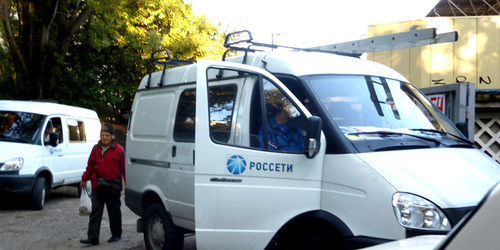 Машина Сочинских электрических сетей возле трансформаторной подстанции на пересечении улиц Цветной бульвар и Чайковского. Сочи, 18 октября 2014 г. Фото Светланы Кравченко для "Кавказского узла" Машина Сочинских электрических сетей возле трансформаторной подстанции на пересечении улиц Цветной бульвар и Чайковского. Сочи, 18 октября 2014 г. Фото Светланы Кравченко для "Кавказского узла"
