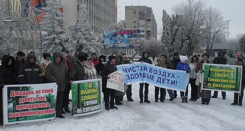 26 октября 2014 года на площади 200-летия Ставрополя прошел митинг в защиту лесов края. Фото Вячеслава Маркина. 26 октября 2014 года на площади 200-летия Ставрополя прошел митинг в защиту лесов края. Фото Вячеслава Маркина.