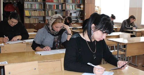 Сдача ЕГЭ учителями. Дагестан, 26 октября 2014 г. Фото: Сабина Дибирова http://www.riadagestan.ru/ Сдача ЕГЭ учителями. Дагестан, 26 октября 2014 г. Фото: Сабина Дибирова http://www.riadagestan.ru/