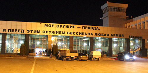 Здание аэропорта в Грозном в ночь возгорания. Фото Магомеда Магомедова для "Кавказского узла" Здание аэропорта в Грозном в ночь возгорания. Фото Магомеда Магомедова для "Кавказского узла"