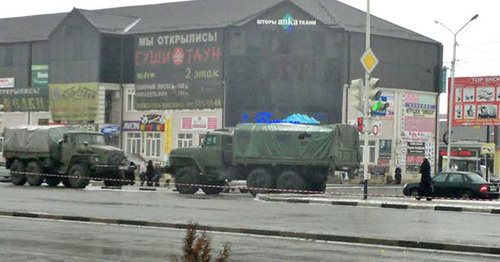 Машины силовиков на улицах Грозного. Фото Магомеда Магомедова для "Кавказского узла" Машины силовиков на улицах Грозного. Фото Магомеда Магомедова для "Кавказского узла"