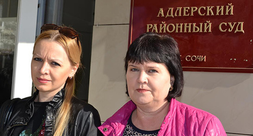 Жители улицы Акаций в суде: Юлия Салтыкова (слева) и Ирина Харченко. Фото Светланы Кравченко для "Кавказского узла" Жители улицы Акаций в суде: Юлия Салтыкова (слева) и Ирина Харченко. Фото Светланы Кравченко для "Кавказского узла"