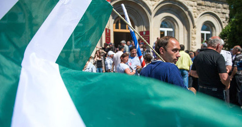 Митинг в поддержку президента Абхазии. Сухум, Май 2014 г. Фото: Нина Зотина и Наталья Евсикова http://www.yuga.ru/ Митинг в поддержку президента Абхазии. Сухум, Май 2014 г. Фото: Нина Зотина и Наталья Евсикова http://www.yuga.ru/