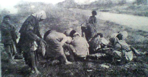 Армяне-беженцы у тела мертвой лошади в Дейр-эз-Зоре. 1915 г. Фото https://ru.wikipedia.org Армяне-беженцы у тела мертвой лошади в Дейр-эз-Зоре. 1915 г. Фото https://ru.wikipedia.org