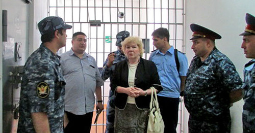 Представитель Совета при Президенте РФ по развитию гражданского общества и правам человека Мария Каннабих, председатель Общественной наблюдательной комиссии Республики Ингушетия Магомед Муцольгов (слева) во время посещения камеры в следственном изоляторе № 1. Ингушетия. Фото: Пресс-служба ОФСИН России по Республике Ингушетия http://fsin.su/ Представитель Совета при Президенте РФ по развитию гражданского общества и правам человека Мария Каннабих, председатель Общественной наблюдательной комиссии Республики Ингушетия Магомед Муцольгов (слева) во время посещения камеры в следственном изоляторе № 1. Ингушетия. Фото: Пресс-служба ОФСИН России по Республике Ингушетия http://fsin.su/