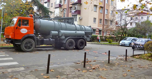 Машина Мосводоканала на месте аварии на Цветном бульваре. Сочи, 28 ноября 2014 г. Фото Светланы Кравченко для "Кавказского узла" Машина Мосводоканала на месте аварии на Цветном бульваре. Сочи, 28 ноября 2014 г. Фото Светланы Кравченко для "Кавказского узла"