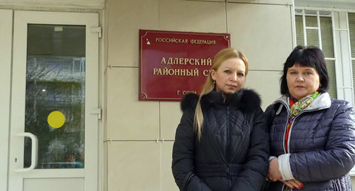Жители улицы Акаций у входа в здание суда. Фото Светланы Кравченко для "Кавказского узла" Жители улицы Акаций у входа в здание суда. Фото Светланы Кравченко для "Кавказского узла"